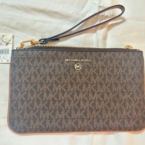 New Michael Kors Jet Set Charm Zip Wristlet 👛